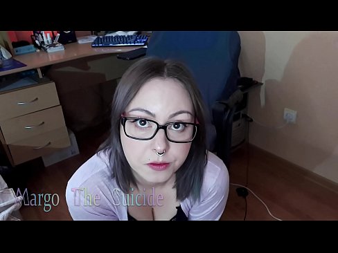 ❤️ Neska sexy betaurrekoekin dildoa zurrupatzen du kameraren aurrean ️❌ Kalitatezko pornoa gugan