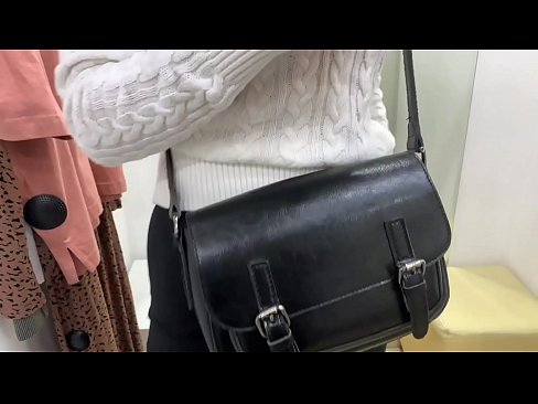 ❤️ FeralBerry puta gaztearen masturbazio publikoa dildo batekin probalekuan ️❌ Kalitatezko pornoa gugan