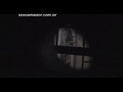 ❤️ Blondie ezkutuan grabatzen du auzoko voyeur batek adreilu hutsen atzean ezkutatuta ️❌ Kalitatezko pornoa gugan