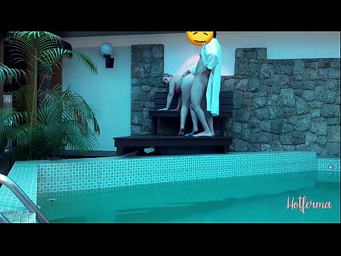 ❤️ Boss neskamea igerilekura gonbidatzen du, baina ezin izan dio beroari eutsi ️❌ Kalitatezko pornoa gugan