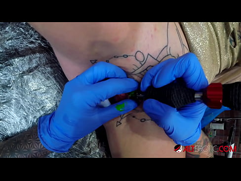 ❤️ Sully Savage-k izugarri tatuatu zuen klitorian tatuaje bat egin zuen ️❌ Kalitatezko pornoa gugan