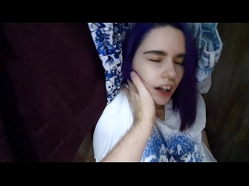 ❤️ Nire ahizpa armairuan aurkitu eta lagundu zion esperma ️❌ Kalitatezko pornoa gugan