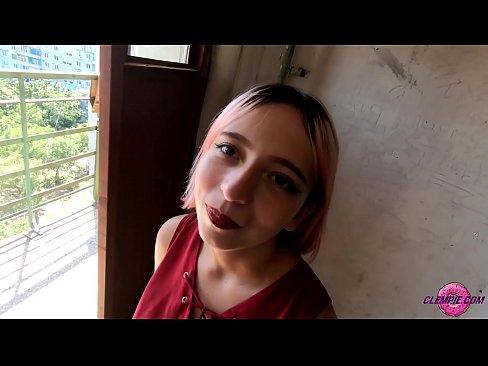 ❤️ Ikasle sentsuak arrotz bat zurrupatzen du kanpoaldean - Cum On His Face ️❌ Kalitatezko pornoa gugan